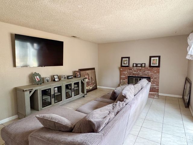 5909 Lugene Avenue, Bakersfield, CA 93313