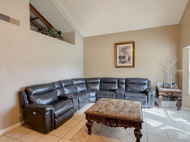 5909 Lugene Avenue, Bakersfield, CA 93313