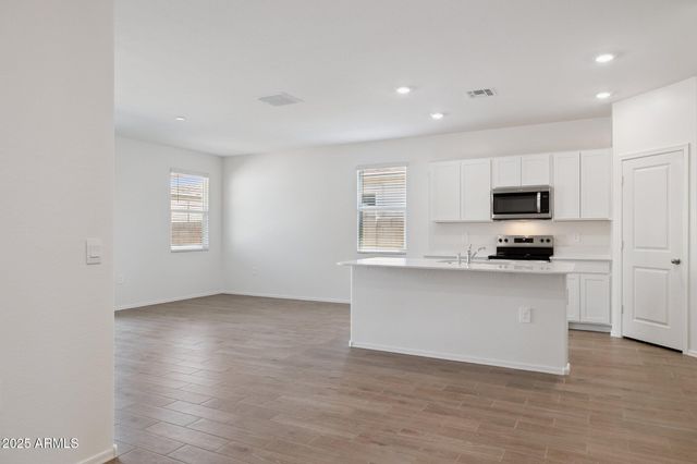 18448 W BUCKSKIN Trail, Wittmann, AZ 85361