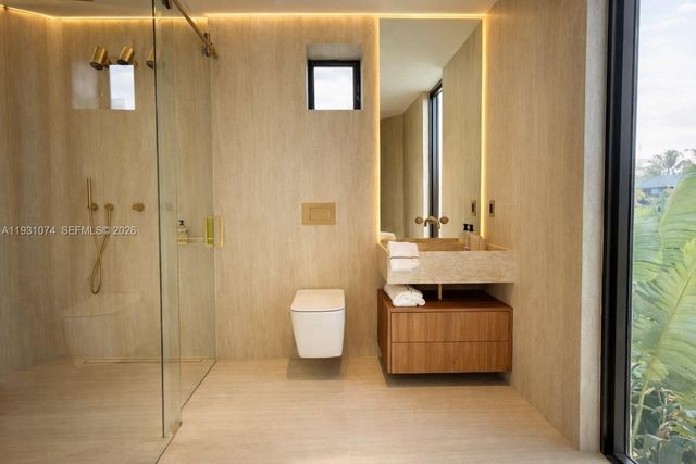 1045 W 47th Ct, Miami Beach, FL 33140