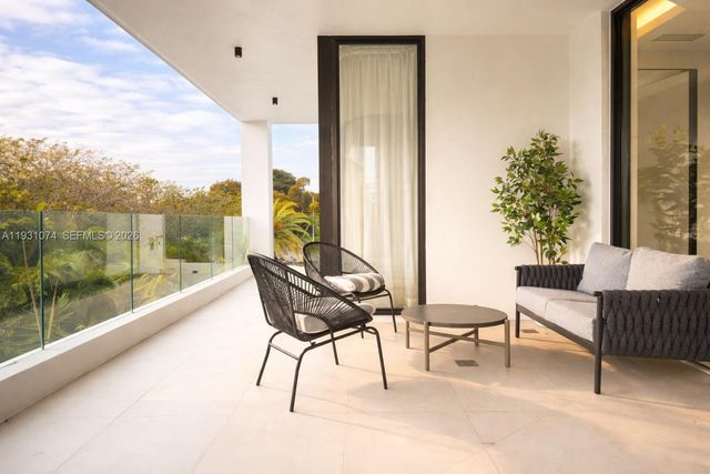 1045 W 47th Ct, Miami Beach, FL 33140