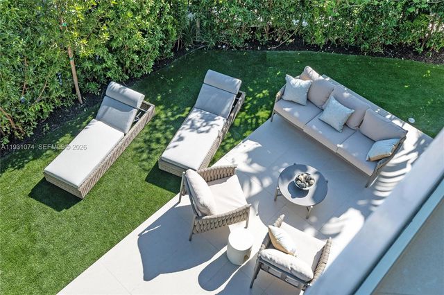 1045 W 47th Ct, Miami Beach, FL 33140