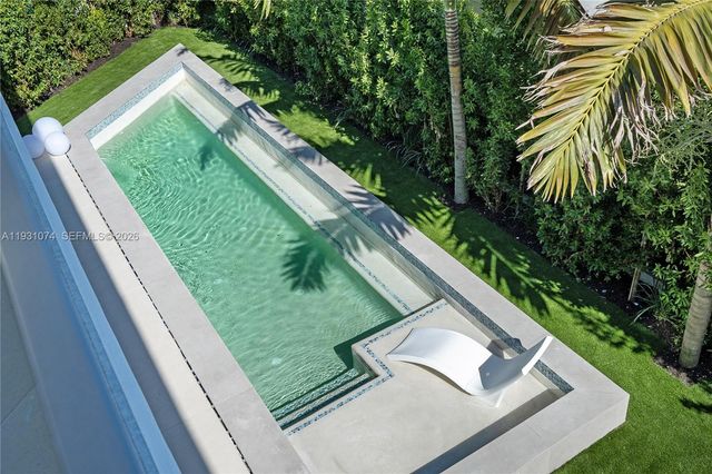 1045 W 47th Ct, Miami Beach, FL 33140