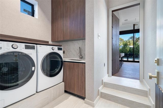 1045 W 47th Ct, Miami Beach, FL 33140