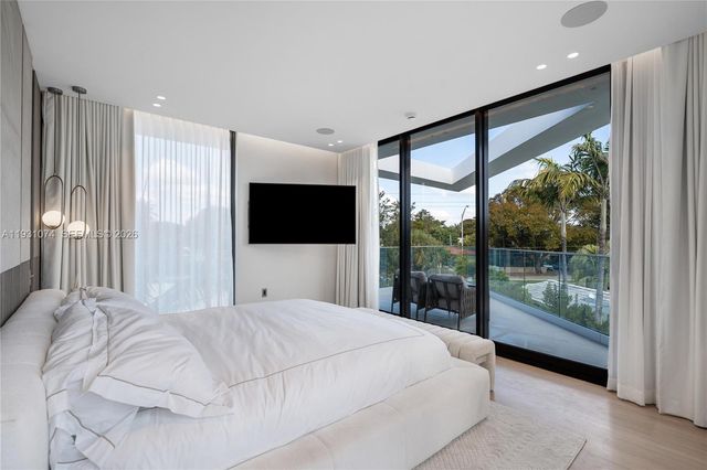 1045 W 47th Ct, Miami Beach, FL 33140