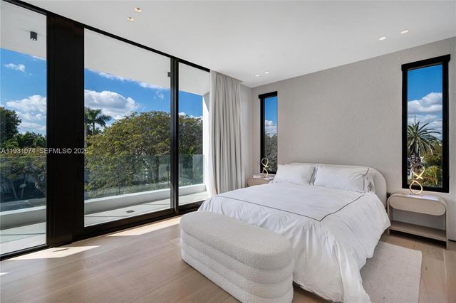 1045 W 47th Ct, Miami Beach, FL 33140