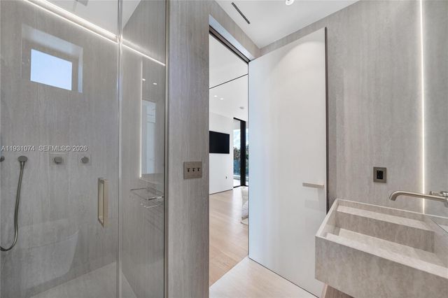 1045 W 47th Ct, Miami Beach, FL 33140