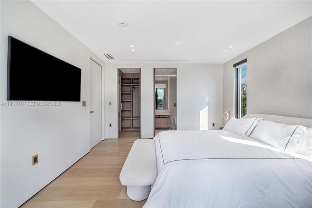 1045 W 47th Ct, Miami Beach, FL 33140