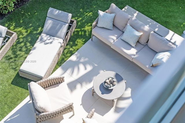 1045 W 47th Ct, Miami Beach, FL 33140