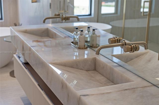 1045 W 47th Ct, Miami Beach, FL 33140