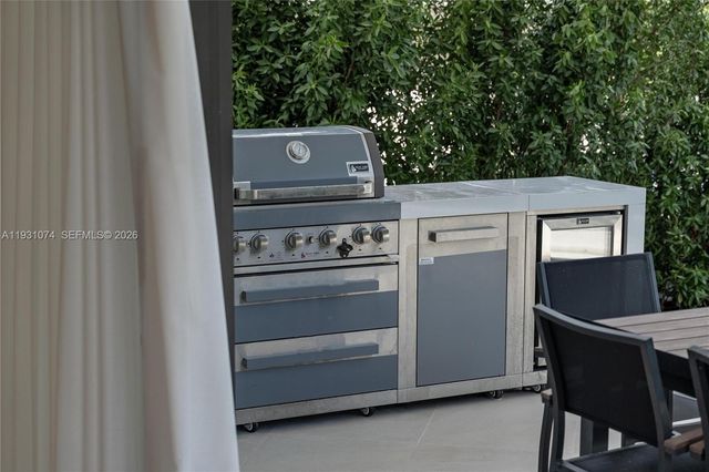 1045 W 47th Ct, Miami Beach, FL 33140