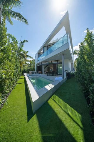 1045 W 47th Ct, Miami Beach, FL 33140