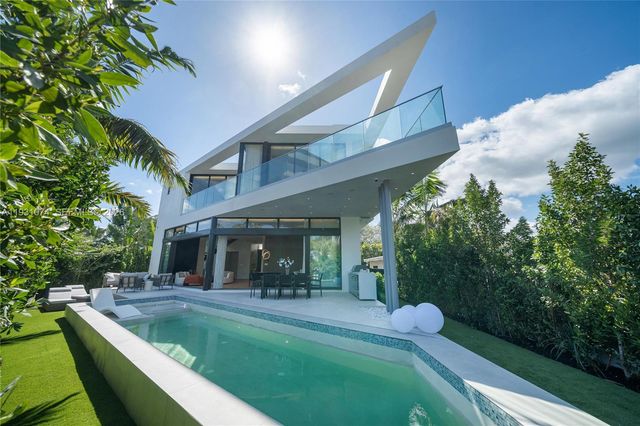 1045 W 47th Ct, Miami Beach, FL 33140