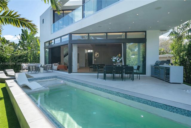 1045 W 47th Ct, Miami Beach, FL 33140