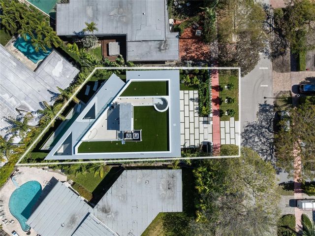 1045 W 47th Ct, Miami Beach, FL 33140