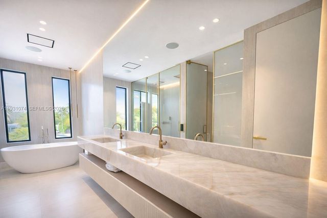 1045 W 47th Ct, Miami Beach, FL 33140