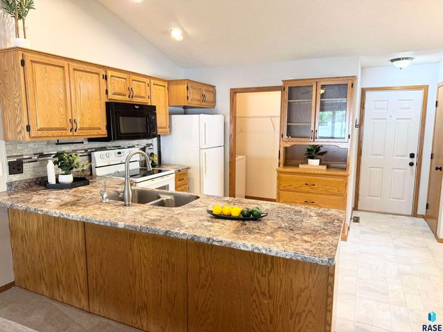 1805 E 57th St, Sioux Falls, SD 57108