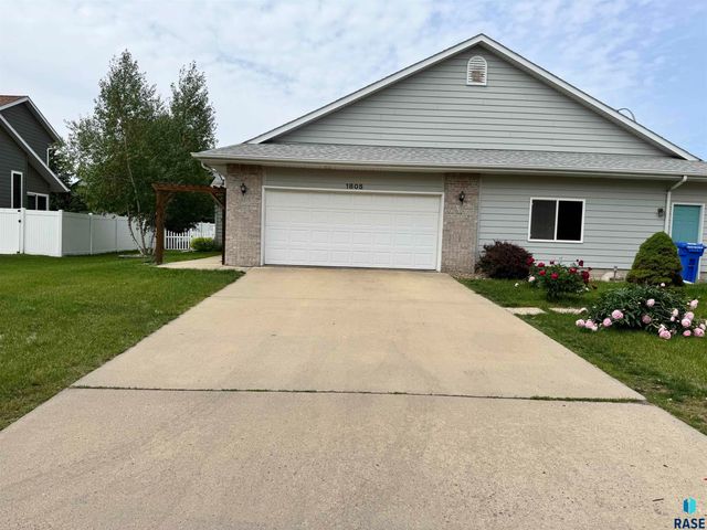1805 E 57th St, Sioux Falls, SD 57108