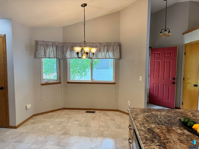1805 E 57th St, Sioux Falls, SD 57108