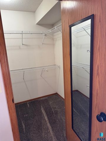 1805 E 57th St, Sioux Falls, SD 57108