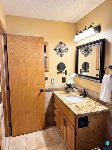 1805 E 57th St, Sioux Falls, SD 57108