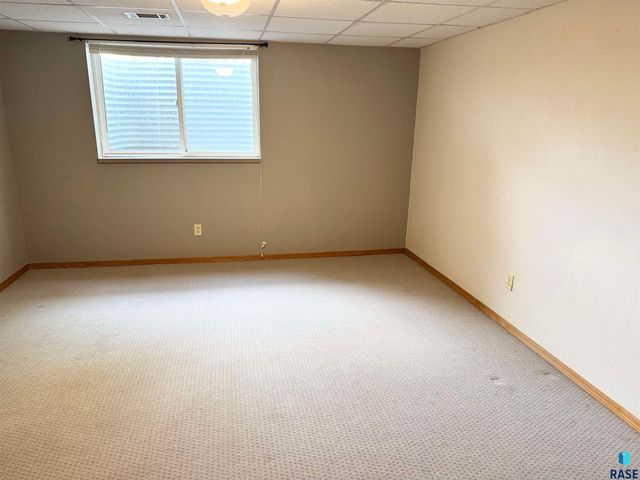 1805 E 57th St, Sioux Falls, SD 57108