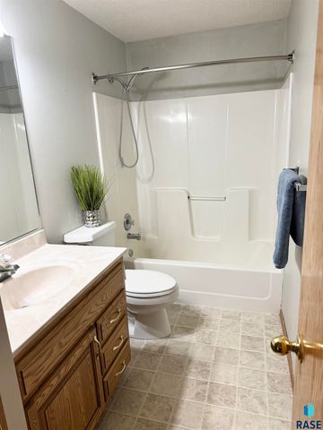1805 E 57th St, Sioux Falls, SD 57108
