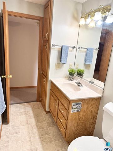 1805 E 57th St, Sioux Falls, SD 57108