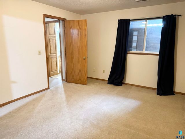 1805 E 57th St, Sioux Falls, SD 57108