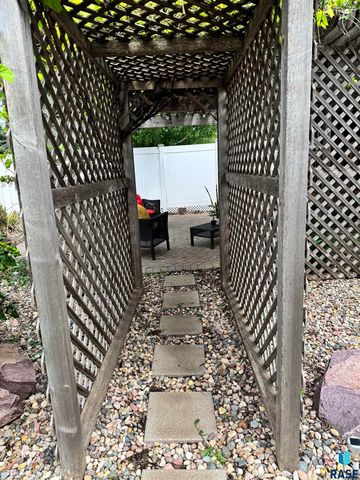 1805 E 57th St, Sioux Falls, SD 57108