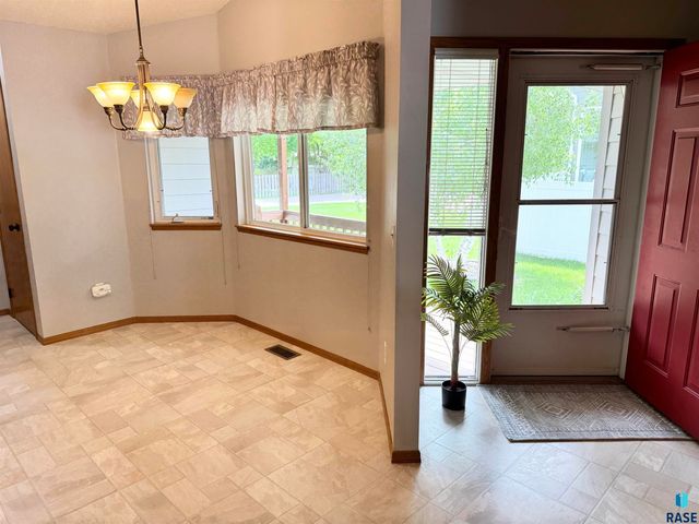 1805 E 57th St, Sioux Falls, SD 57108