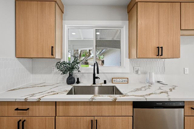 9060 New Dawn Dr, Sacramento, CA 95826