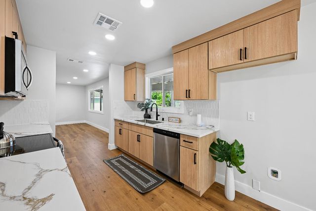 9060 New Dawn Dr, Sacramento, CA 95826