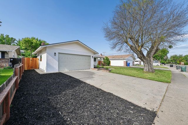 9060 New Dawn Dr, Sacramento, CA 95826