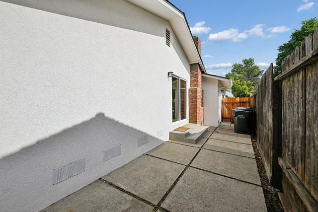 9060 New Dawn Dr, Sacramento, CA 95826