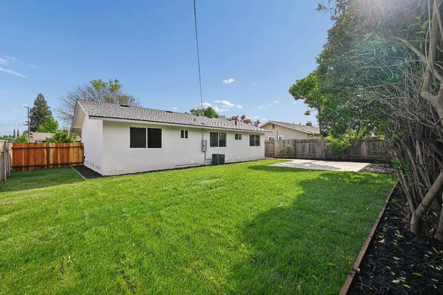 9060 New Dawn Dr, Sacramento, CA 95826