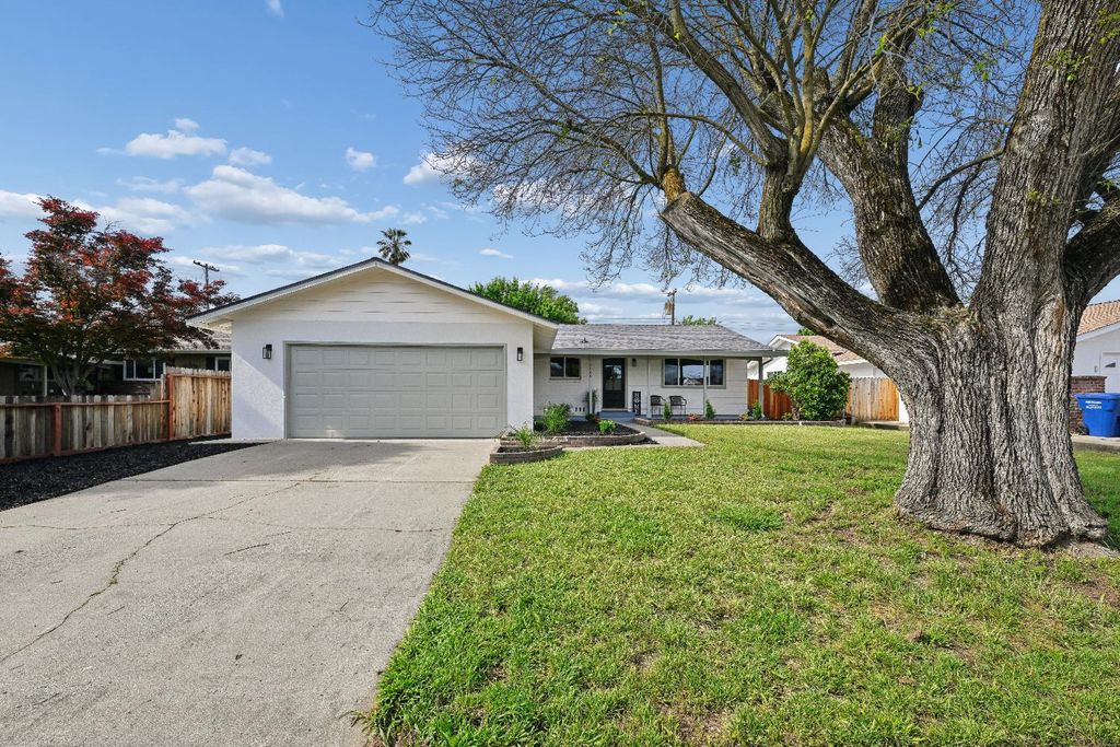 9060 New Dawn Dr, Sacramento, CA 95826