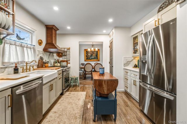 31 Munson Court, Melville, NY 11747