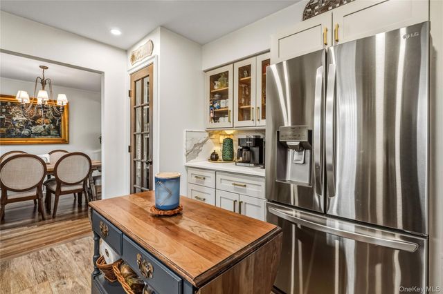 31 Munson Court, Melville, NY 11747