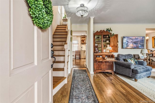 31 Munson Court, Melville, NY 11747