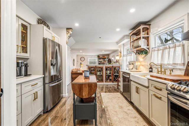 31 Munson Court, Melville, NY 11747