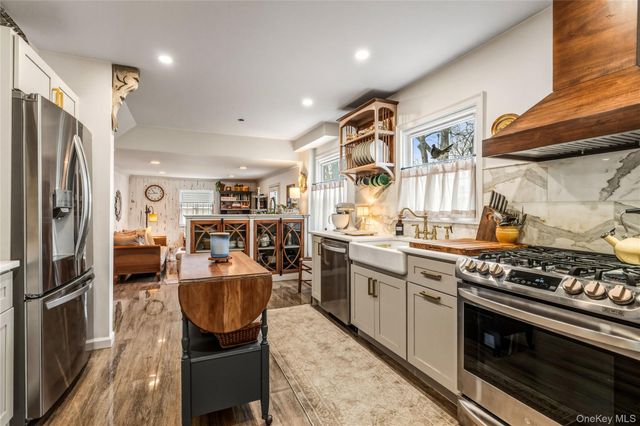 31 Munson Court, Melville, NY 11747