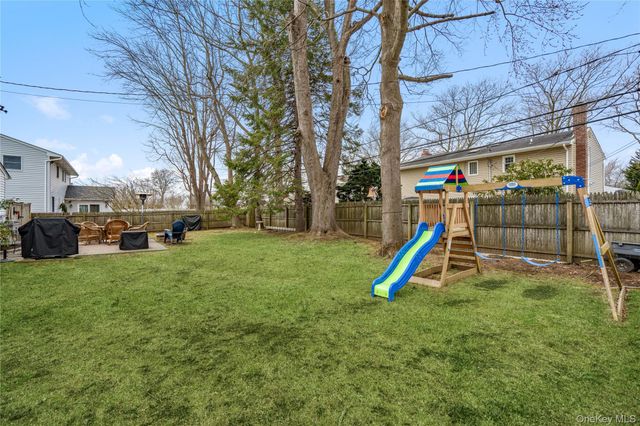 31 Munson Court, Melville, NY 11747