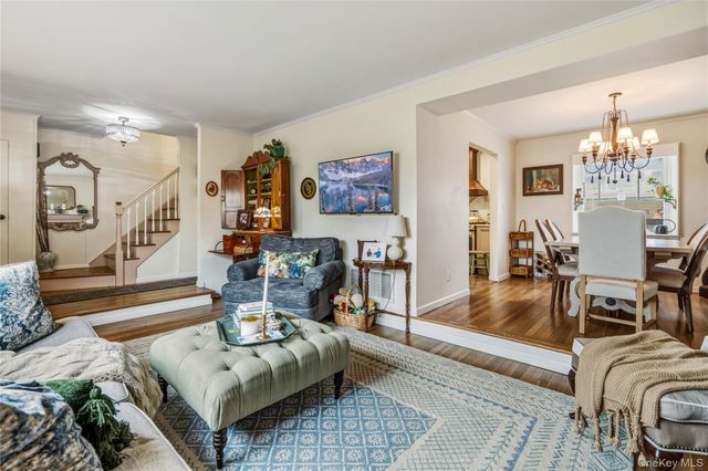 31 Munson Court, Melville, NY 11747