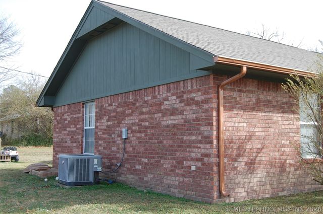 608 Pine Street, Henryetta, OK 74437