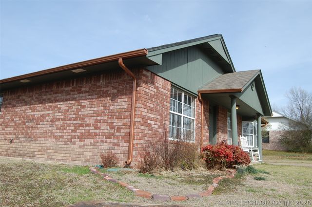 608 Pine Street, Henryetta, OK 74437