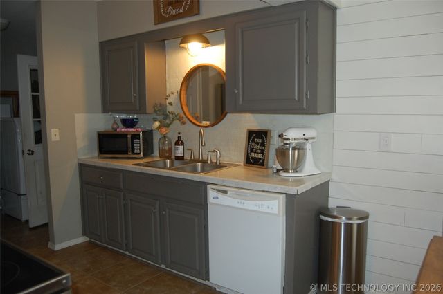 608 Pine Street, Henryetta, OK 74437