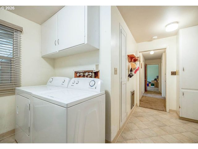 190 HUNSAKER Ln, Eugene, OR 97404