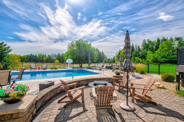 2928 Jonquil Trail N, Lake Elmo, MN 55042