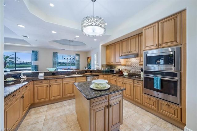 580 Avellino Isles CIR 18102, Naples, FL 34119